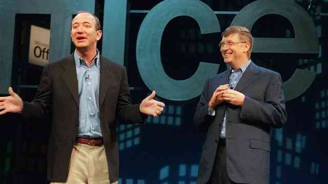 Điểm chung của Bill Gates và Jeff Bezos: Đều thích rửa bát