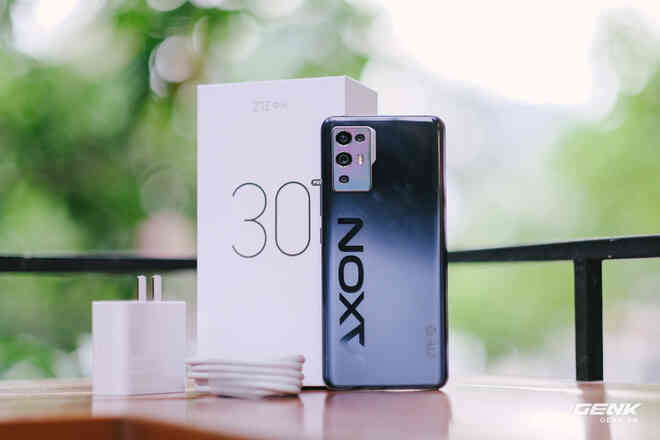 Trên tay ZTE Axon 30 Pro: Màn hình AMOLED 120Hz, Snapdragon 888, hai camera 64MP, giá 10.8 triệu đồng - Ảnh 2. Trên tay ZTE Axon 30 Pro: Màn hình AMOLED 120Hz, Snapdragon 888, hai camera 64MP, giá 10.8 triệu đồng - Ảnh 2.