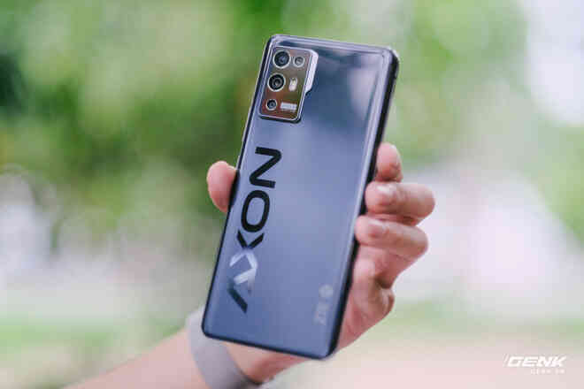 Trên tay ZTE Axon 30 Pro: Màn hình AMOLED 120Hz, Snapdragon 888, hai camera 64MP, giá 10.8 triệu đồng - Ảnh 4. Trên tay ZTE Axon 30 Pro: Màn hình AMOLED 120Hz, Snapdragon 888, hai camera 64MP, giá 10.8 triệu đồng - Ảnh 4.