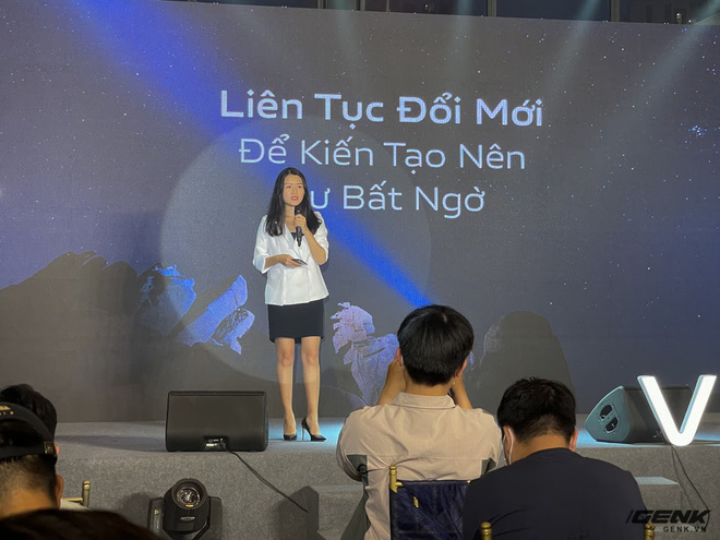 Cận cảnh Vivo V21 5G vừa ra mắt tại Việt Nam: Camera selfie 44MP chống rung OIS, có hai đèn flash trước để selfie đẹp hơn, mỏng chỉ 7,29mm, giá 9,99 triệu đồng - Ảnh 2. Cận cảnh Vivo V21 5G vừa ra mắt tại Việt Nam: Camera selfie 44MP chống rung OIS, có hai đèn flash trước để selfie đẹp hơn, mỏng chỉ 7,29mm, giá 9,99 triệu đồng - Ảnh 2.