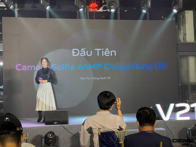 Cận cảnh Vivo V21 5G vừa ra mắt tại Việt Nam: Camera selfie 44MP chống rung OIS, có hai đèn flash trước để selfie đẹp hơn, mỏng chỉ 7,29mm, giá 9,99 triệu đồng - Ảnh 4. Cận cảnh Vivo V21 5G vừa ra mắt tại Việt Nam: Camera selfie 44MP chống rung OIS, có hai đèn flash trước để selfie đẹp hơn, mỏng chỉ 7,29mm, giá 9,99 triệu đồng - Ảnh 4.