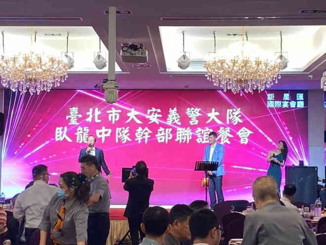 Giang hồ áo đen ném cả nghìn con gián vào nhà hàng, đúng lúc cảnh sát đang ăn tiệc mừng sếp lớn nghỉ hưu - Ảnh 4. Giang hồ áo đen ném cả nghìn con gián vào nhà hàng, đúng lúc cảnh sát đang ăn tiệc mừng sếp lớn nghỉ hưu - Ảnh 4.