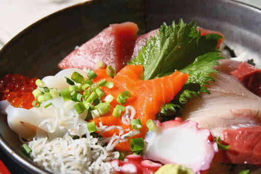Nếu từng trộn wasabi vào nước tương khi ăn sushi, bạn đã ăn món Nhật này sai cách - Ảnh 2. Nếu từng trộn wasabi vào nước tương khi ăn sushi, bạn đã ăn món Nhật này sai cách - Ảnh 2.