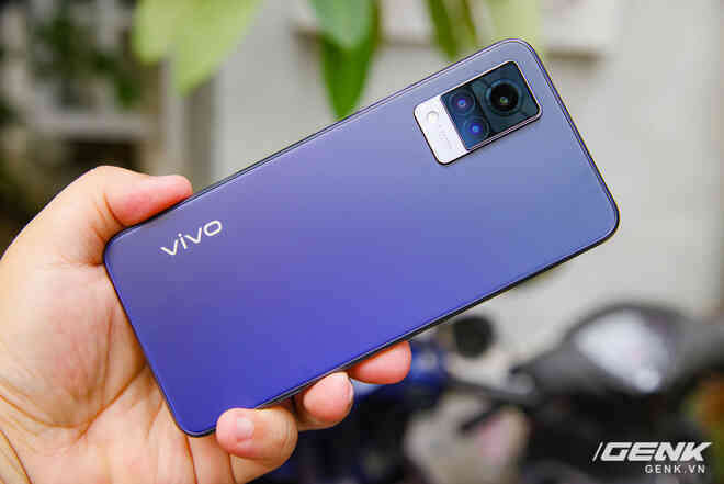Trên tay Vivo V21 5G: thiết kế mỏng nhẹ đẹp mắt, đặc biệt có Camera selfie 44MP chống rung OIS - Ảnh 2. Trên tay Vivo V21 5G: thiết kế mỏng nhẹ đẹp mắt, đặc biệt có Camera selfie 44MP chống rung OIS - Ảnh 2.
