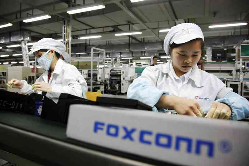 Foxconn tăng lương thưởng để 