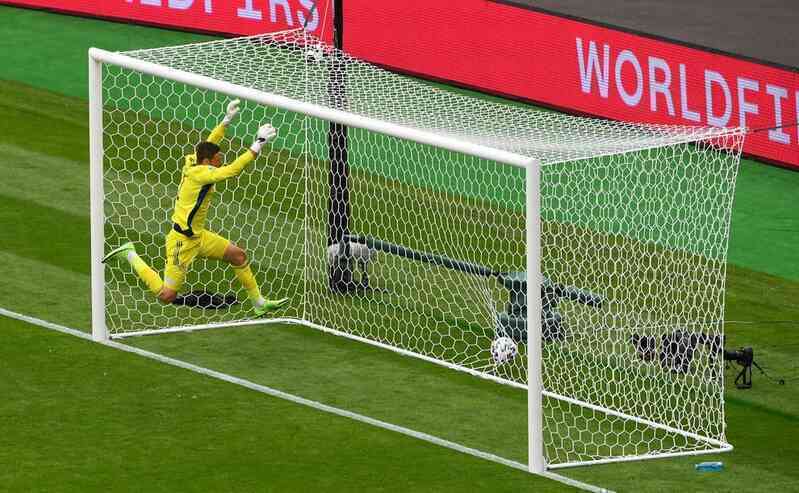 Ronaldo thích uống nước lọc và loạt ảnh hài hước mùa Euro 2020