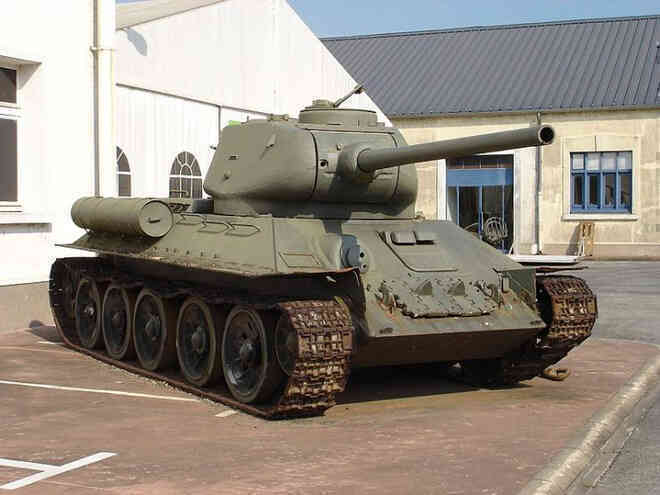 Xe tăng T-34 dung hợp tiêm kích MiG-21 tạo ra Big Wind - xe cứu hoả mạnh nhất thế giới - Ảnh 2. Xe tăng T-34 dung hợp tiêm kích MiG-21 tạo ra Big Wind - xe cứu hoả mạnh nhất thế giới - Ảnh 2.