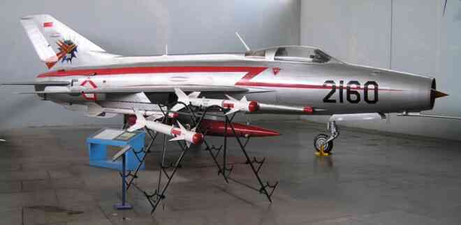 Xe tăng T-34 dung hợp tiêm kích MiG-21 tạo ra Big Wind - xe cứu hoả mạnh nhất thế giới - Ảnh 3. Xe tăng T-34 dung hợp tiêm kích MiG-21 tạo ra Big Wind - xe cứu hoả mạnh nhất thế giới - Ảnh 3.