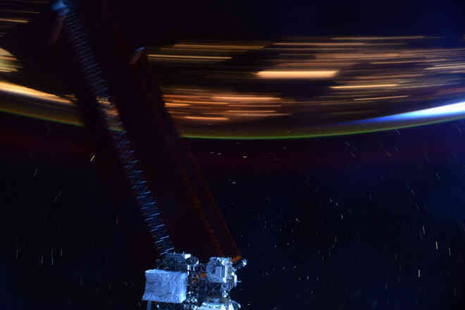 Hình ảnh này sẽ giúp bạn hình dung Trạm vũ trụ quốc tế ISS di chuyển với tốc độ 28.000 km/h là nhanh như thế nào