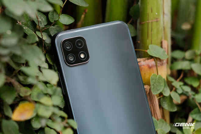 Trên tay Galaxy A22 5G: Có thêm 5G nhưng lại cải lùi màn hình và camera so với bản 4G - Ảnh 3. Trên tay Galaxy A22 5G: Có thêm 5G nhưng lại cải lùi màn hình và camera so với bản 4G - Ảnh 3.
