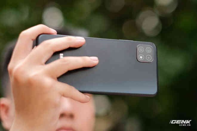 Trên tay Galaxy A22 5G: Có thêm 5G nhưng lại cải lùi màn hình và camera so với bản 4G - Ảnh 4. Trên tay Galaxy A22 5G: Có thêm 5G nhưng lại cải lùi màn hình và camera so với bản 4G - Ảnh 4.