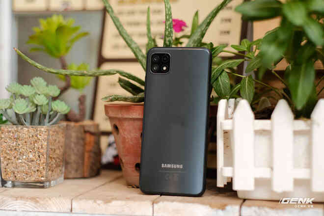 Trên tay Galaxy A22 5G: Có thêm 5G nhưng lại cải lùi màn hình và camera so với bản 4G - Ảnh 11. Trên tay Galaxy A22 5G: Có thêm 5G nhưng lại cải lùi màn hình và camera so với bản 4G - Ảnh 11.