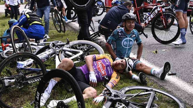 Cảnh sát dùng Facebook để truy tìm fan nữ gây ra thảm họa tai nạn Tour de France - Ảnh 3. Cảnh sát dùng Facebook để truy tìm fan nữ gây ra thảm họa tai nạn Tour de France - Ảnh 3.