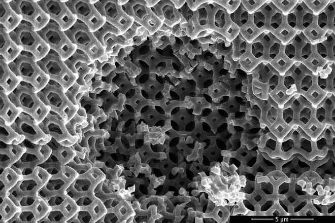 Nhỏ hơn tóc người, vật liệu siêu nhẹ này còn cứng hơn Kevlar và bền hơn cả thép - Ảnh 4.