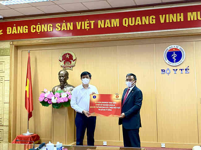 Vingroup trao tặng Bộ Y tế 30 máy xét nghiệm COVID-19 qua hơi thở đầu tiên trên thế giới và 2 triệu mẫu test, tổng trị giá 460 tỷ đồng