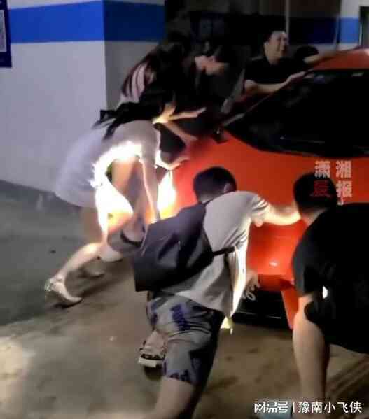 Trung Quốc: Thanh niên dùng ống xả Lamborghini Aventador nướng thịt, nướng luôn cả xe - Ảnh 5. Trung Quốc: Thanh niên dùng ống xả Lamborghini Aventador nướng thịt, nướng luôn cả xe - Ảnh 5.