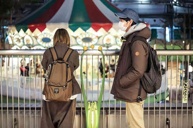 KHÔNG LÀM GÌ vẫn kiếm bộn tiền: Công việc lạ lùng của những người trẻ chán làm, nghỉ việc chỉ để... đứng cạnh người lạ - Ảnh 2. KHÔNG LÀM GÌ vẫn kiếm bộn tiền: Công việc lạ lùng của những người trẻ chán làm, nghỉ việc chỉ để... đứng cạnh người lạ - Ảnh 2.