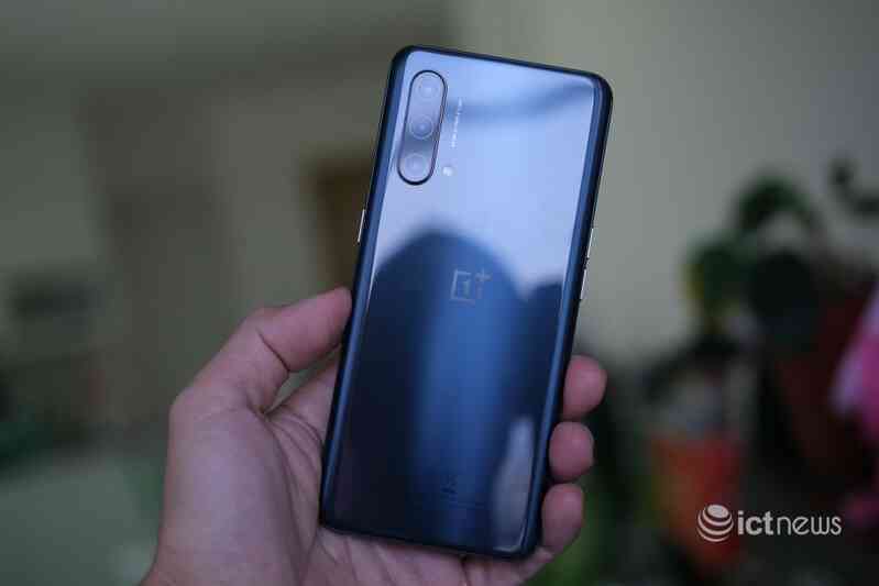 Hình ảnh chi tiết điện thoại 5G mới của OnePlus tại Việt Nam