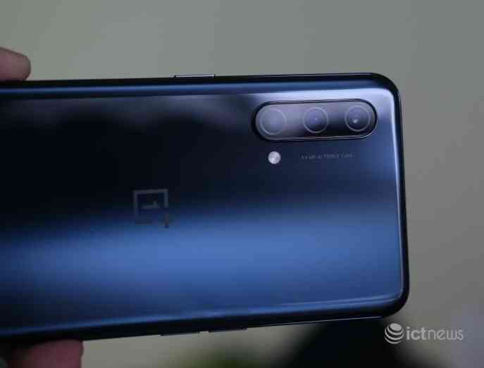 Hình ảnh chi tiết điện thoại 5G mới của OnePlus tại Việt Nam