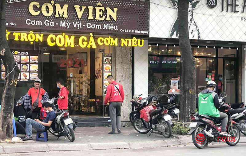 Hà Nội ngập tràn màu áo shipper ngày tái thực hiện quy định bán mang về
