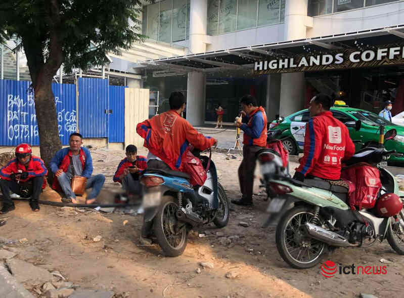 Hà Nội ngập tràn màu áo shipper ngày tái thực hiện quy định bán mang về