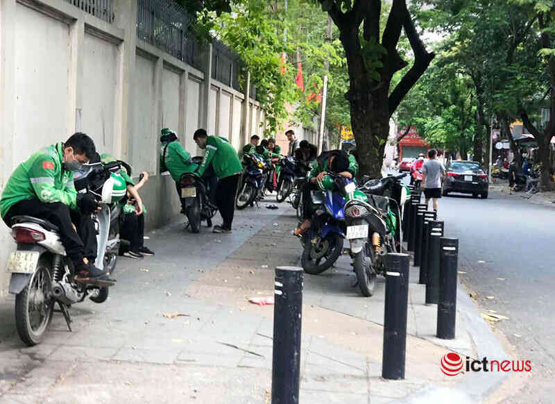 Hà Nội ngập tràn màu áo shipper ngày tái thực hiện quy định bán mang về