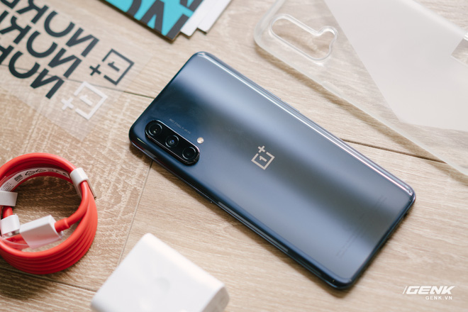 Mở hộp OnePlus Nord CE 5G: Nhiều phụ kiện, thiết kế mỏng nhẹ đơn giản, tích hợp 5G với Snapdragon 750G - Ảnh 6. Mở hộp OnePlus Nord CE 5G: Nhiều phụ kiện, thiết kế mỏng nhẹ đơn giản, tích hợp 5G với Snapdragon 750G - Ảnh 6.