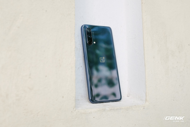 Mở hộp OnePlus Nord CE 5G: Nhiều phụ kiện, thiết kế mỏng nhẹ đơn giản, tích hợp 5G với Snapdragon 750G - Ảnh 9. Mở hộp OnePlus Nord CE 5G: Nhiều phụ kiện, thiết kế mỏng nhẹ đơn giản, tích hợp 5G với Snapdragon 750G - Ảnh 9.
