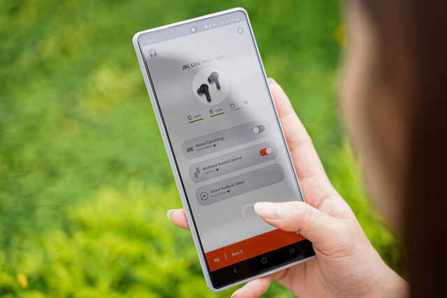 Đánh giá JBL Live Pro+ TWS: Chống ồn “đỉnh chóp”, chất âm hay, pin bền mà giá chỉ dưới 3 triệu - Ảnh 8. Đánh giá JBL Live Pro+ TWS: Chống ồn “đỉnh chóp”, chất âm hay, pin bền mà giá chỉ dưới 3 triệu - Ảnh 8.