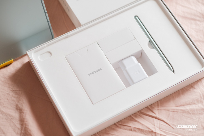 Mở hộp Galaxy Tab S7 FE: Thiết kế vẫn cao cấp, có thêm màu Xanh Mint trẻ trung, cấu hình rút gọn, giá 13.9 triệu đồng - Ảnh 2. Mở hộp Galaxy Tab S7 FE: Thiết kế vẫn cao cấp, có thêm màu Xanh Mint trẻ trung, cấu hình rút gọn, giá 13.9 triệu đồng - Ảnh 2.