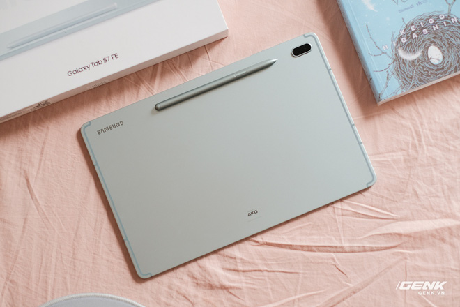 Mở hộp Galaxy Tab S7 FE: Thiết kế vẫn cao cấp, có thêm màu Xanh Mint trẻ trung, cấu hình rút gọn, giá 13.9 triệu đồng - Ảnh 4. Mở hộp Galaxy Tab S7 FE: Thiết kế vẫn cao cấp, có thêm màu Xanh Mint trẻ trung, cấu hình rút gọn, giá 13.9 triệu đồng - Ảnh 4.