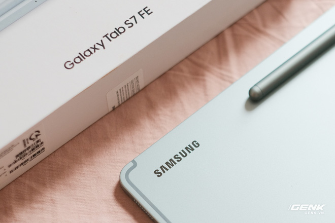 Mở hộp Galaxy Tab S7 FE: Thiết kế vẫn cao cấp, có thêm màu Xanh Mint trẻ trung, cấu hình rút gọn, giá 13.9 triệu đồng - Ảnh 7. Mở hộp Galaxy Tab S7 FE: Thiết kế vẫn cao cấp, có thêm màu Xanh Mint trẻ trung, cấu hình rút gọn, giá 13.9 triệu đồng - Ảnh 7.