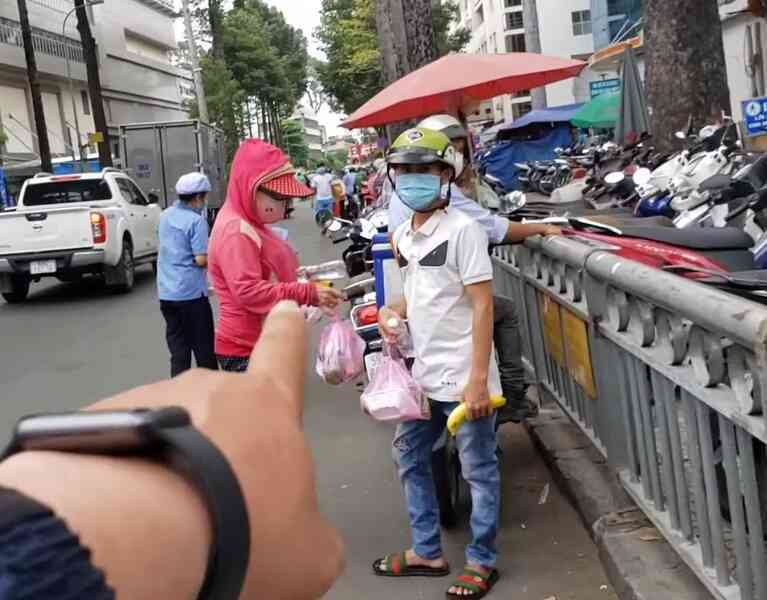 YouTuber vạch mặt người lợi dụng lấy cơm từ thiện đem đi bán
