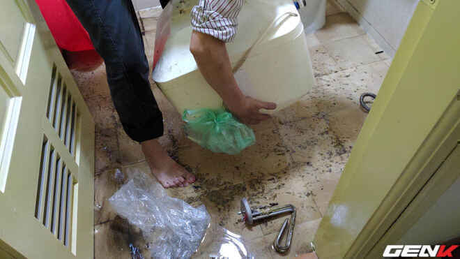 Vệ sinh bình nóng lạnh sau hơn 1 thập kỷ và những cảnh tượng ối dồi ôi - Ảnh 14.