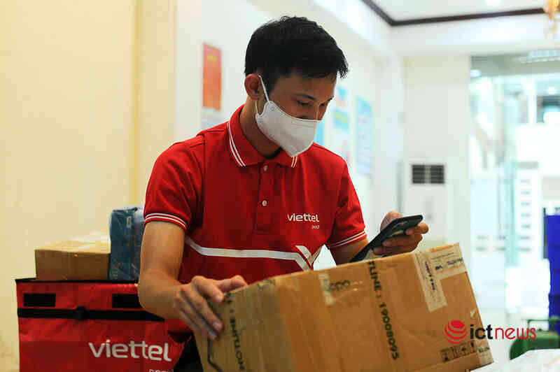 Những người hoạt động xuyên mùa dịch, đảm bảo vận chuyển hàng thiết yếu đến người dân