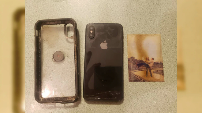 Đi câu cá tình cờ "câu" được chiếc iPhone nằm dưới sông 8 tháng