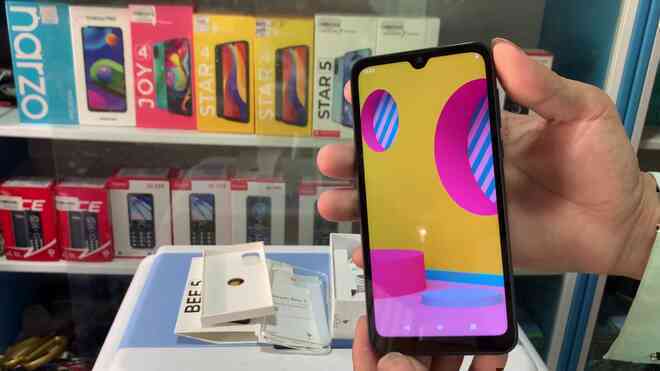 Smartphone Vsmart bất ngờ xuất hiện trên thị trường dù Vingroup đã rút khỏi thị trường di động (Cập nhật: Phản hồi từ VinSmart) - Ảnh 4. Smartphone Vsmart bất ngờ xuất hiện trên thị trường dù Vingroup đã rút khỏi thị trường di động (Cập nhật: Phản hồi từ VinSmart) - Ảnh 4.