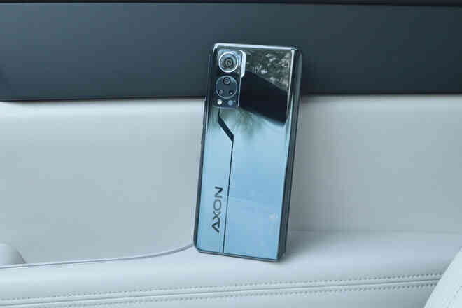 ZTE ra mắt smartphone với camera ẩn dưới màn hình thế hệ mới, giá từ 7.7 triệu đồng