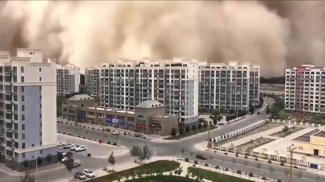 Cao sừng sững tới 100 m, trận bão cát như ngày tận thế tấn công thành phố ở Trung Quốc - Ảnh 2.