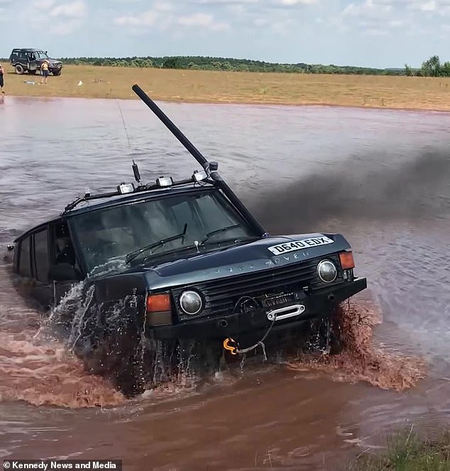 "James Bond vùng quê" gắn ống thở cho Range Rover Classic rồi lái dưới nước như tàu ngầm