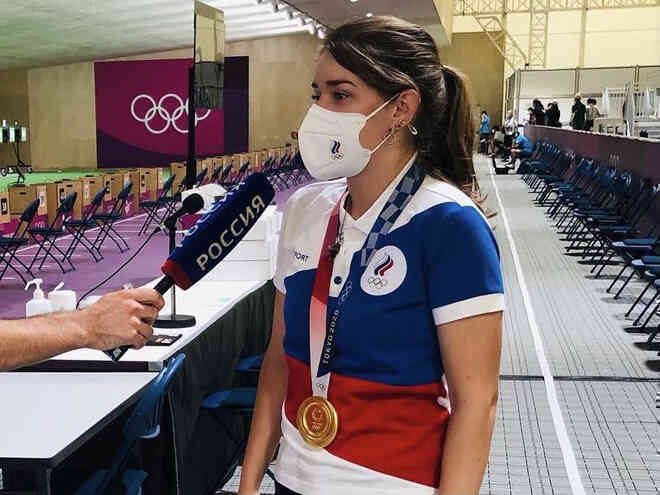 Nữ xạ thủ Nga là fan cứng của The Witcher: đeo dây chuyền sói khi thi đấu Olympic, vinh dự đoạt cả HCV và HCB - Ảnh 3.