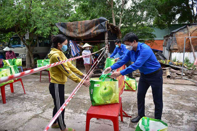 Thêm 3.000 giỏ quà nghĩa tình trao đến tay người dân tại các khu phong tỏa