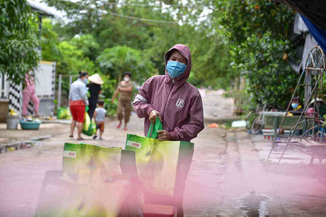 Thêm 3.000 giỏ quà nghĩa tình trao đến tay người dân tại các khu phong tỏa - Ảnh 2.