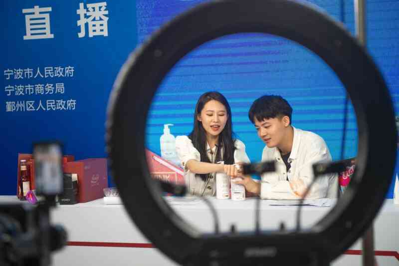 Bên trong lò đào tạo livestream tại Trung Quốc