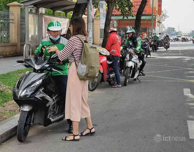 Tạm dừng GrabBike, dừng ship đồ ăn mang về tại TP.HCM