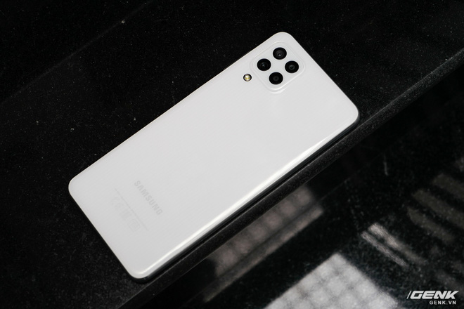 Trên tay Samsung Galaxy M32: Ngoại hình bắt mắt, camera đa dụng, pin 5000mAh, giá 6.290.000 đồng - Ảnh 2. Trên tay Samsung Galaxy M32: Ngoại hình bắt mắt, camera đa dụng, pin 5000mAh, giá 6.290.000 đồng - Ảnh 2.