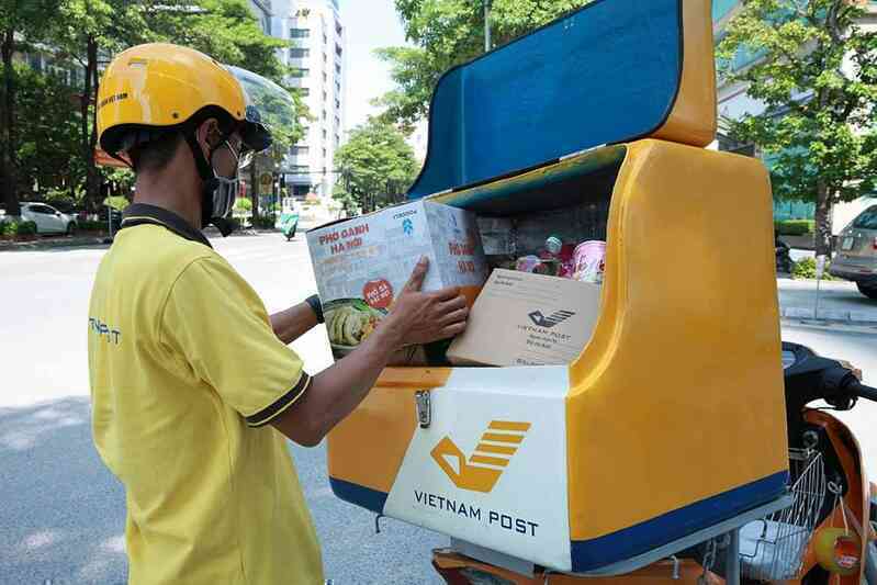 Chuyện nhân viên bưu chính cung ứng thực phẩm trong vùng dịch
