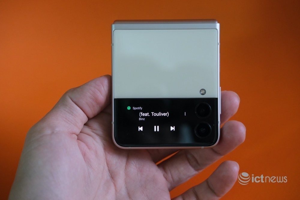 Điện thoại thời trang Galaxy Z Flip3 5G của Samsung có gì mới?