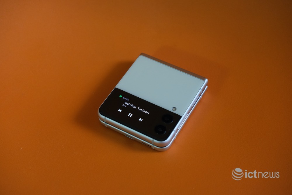 Điện thoại thời trang Galaxy Z Flip3 5G của Samsung có gì mới?