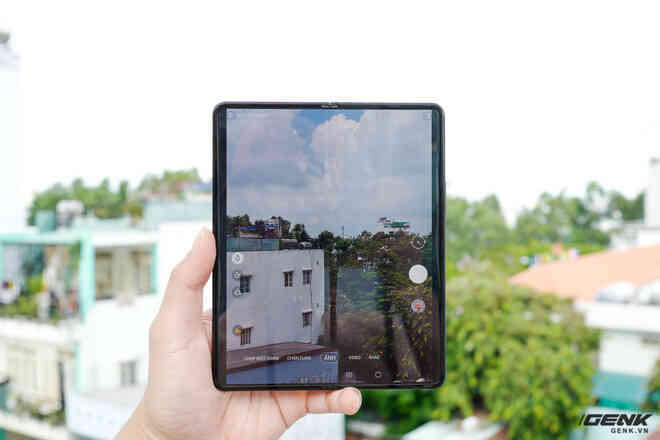 Trên tay Galaxy Z Fold3/Z Flip3 vừa ra mắt: Thiết kế sang trọng tinh tế, camera ẩn dưới màn hình, tích hợp bút S Pen - Ảnh 14. Trên tay Galaxy Z Fold3/Z Flip3 vừa ra mắt: Thiết kế sang trọng tinh tế, camera ẩn dưới màn hình, tích hợp bút S Pen - Ảnh 14.